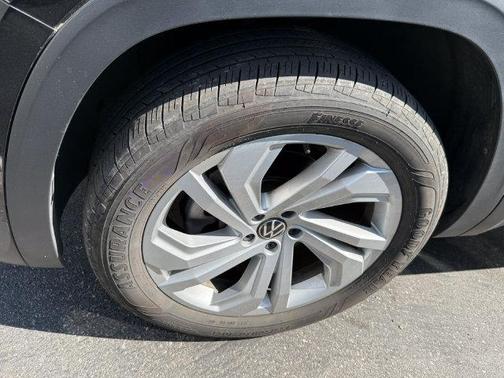 Deep Black 2023 Volkswagen Atlas 3.6L SE w/Technology