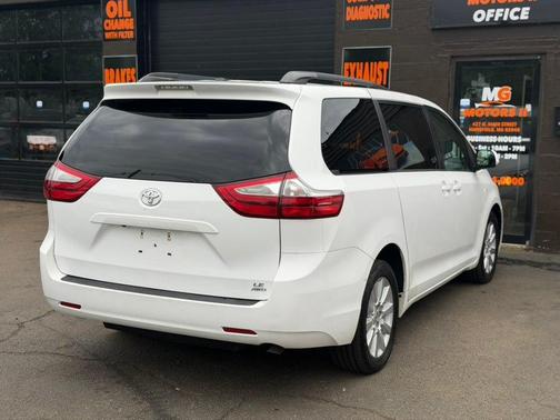 Super White 2017 Toyota Sienna LE