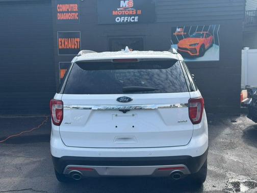 White 2017 Ford Explorer XLT