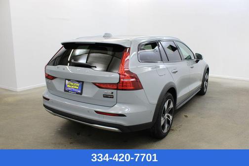2025 Volvo V60 Cross Country Plus, B5 AWD Gas (mild hybrid)
