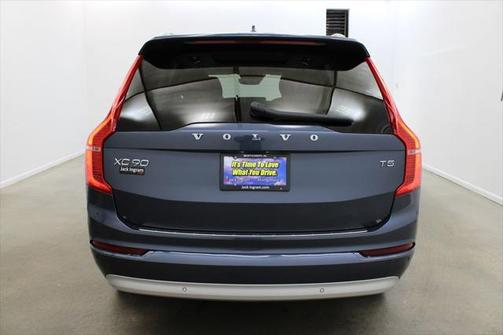 2022 Volvo XC90 T5 Momentum