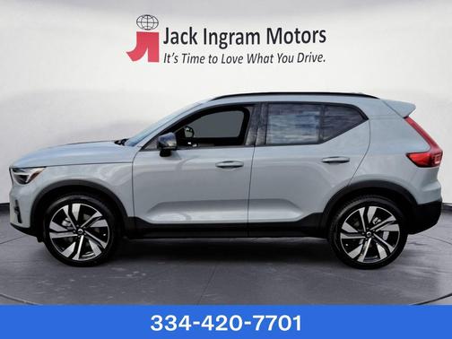 2025 Volvo XC40 B5 Plus Dark Theme