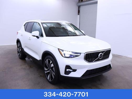 2025 Volvo XC40 B5 Ultra Bright Theme