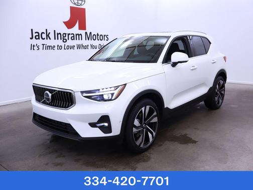 2025 Volvo XC40 B5 Ultra Bright Theme