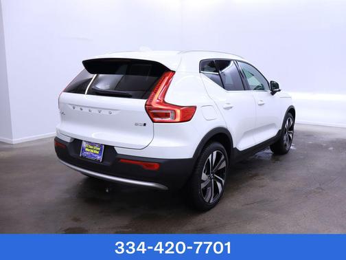 2025 Volvo XC40 B5 Ultra Bright Theme