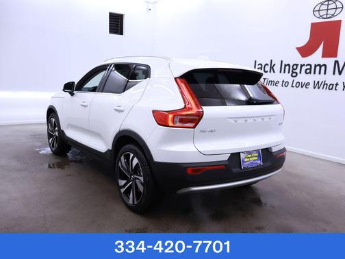 2025 Volvo XC40 B5 Ultra Bright Theme