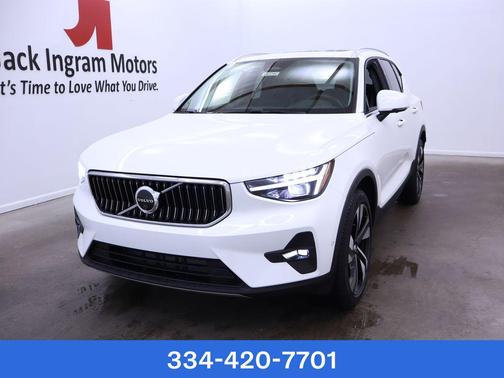 2025 Volvo XC40 B5 Ultra Bright Theme
