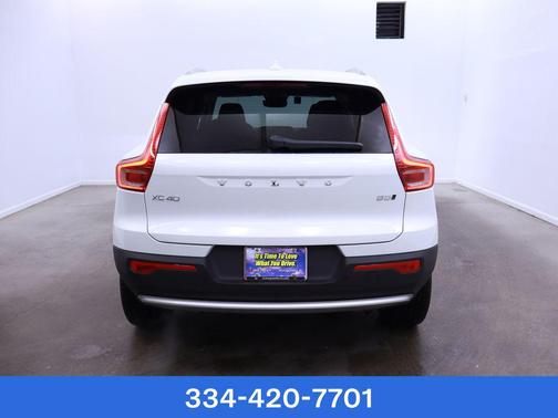 2025 Volvo XC40 B5 Ultra Bright Theme