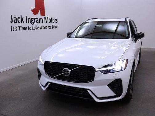 2024 Volvo XC60 Recharge Plug-In Hybrid T8 Plus Dark Theme
