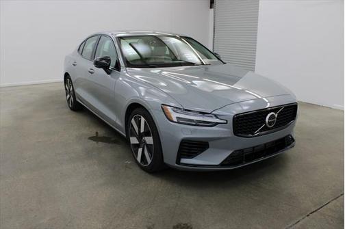 2024 Volvo S60 Recharge Plug-In Hybrid T8 Ultimate Dark Theme