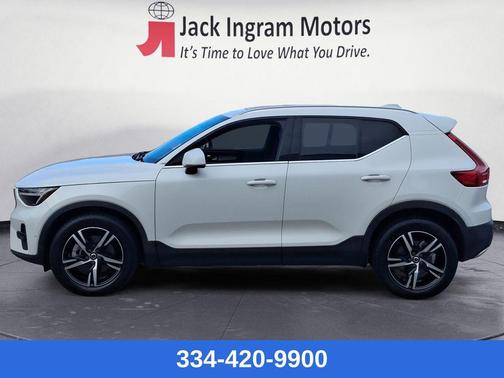 2023 Volvo XC40 B5 Plus Bright Theme