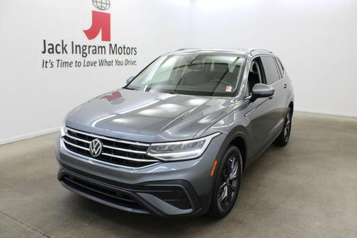Platinum Gray Metallic 2022 Volkswagen Tiguan 2.0T SE