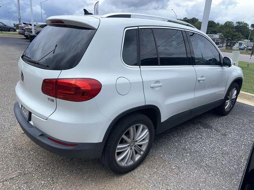 Pure White 2016 Volkswagen Tiguan SE