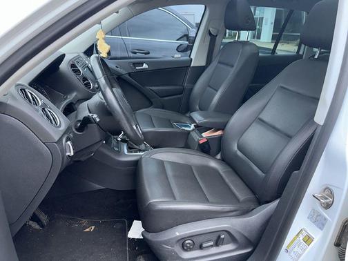 Pure White 2016 Volkswagen Tiguan SE