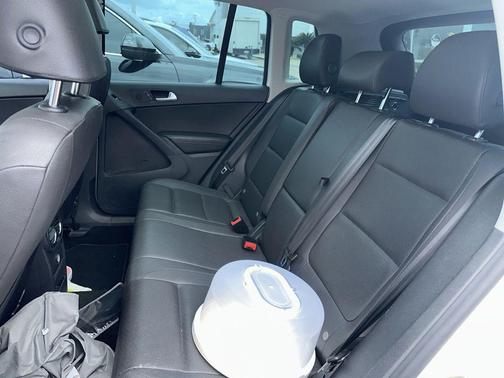 Pure White 2016 Volkswagen Tiguan SE
