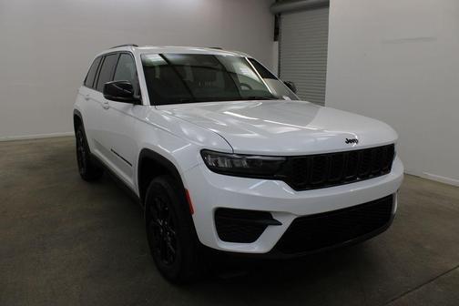Bright White Clearcoat 2025 Jeep Grand Cherokee Altitude