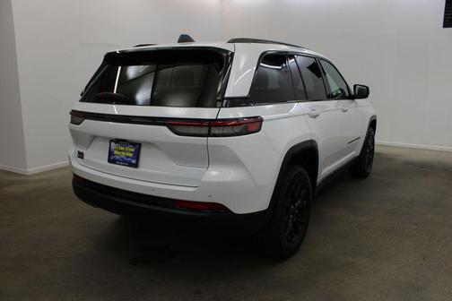 Bright White Clearcoat 2025 Jeep Grand Cherokee Altitude