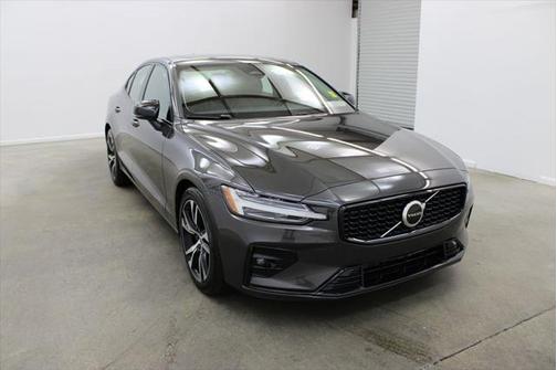 2024 Volvo S60 B5 Core Dark Theme