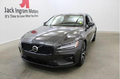 2024 Volvo S60 B5 Core Dark Theme