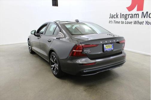 2024 Volvo S60 B5 Core Dark Theme