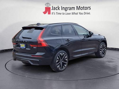 2026 Volvo XC60 B5 Ultra