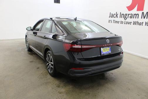 Deep Black Pearl 2026 Volkswagen Jetta 1.4T SE