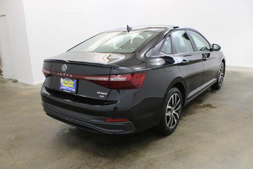 Deep Black Pearl 2026 Volkswagen Jetta 1.4T SE