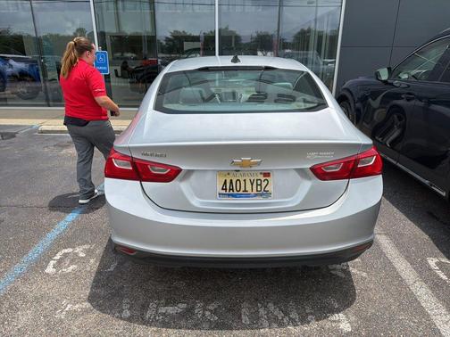 Silver Ice Metallic 2017 Chevrolet Malibu 1LS