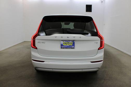 White 2022 Volvo XC90 T5 Momentum