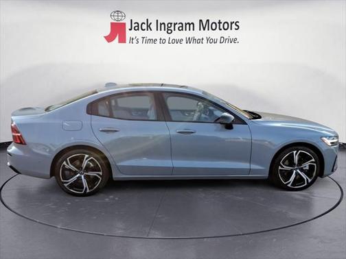 2024 Volvo S60 B5 Ultimate Dark Theme