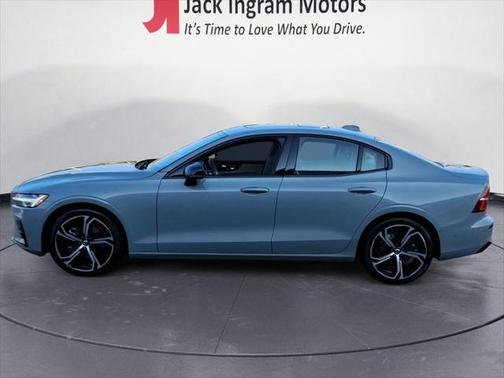 2024 Volvo S60 B5 Ultimate Dark Theme