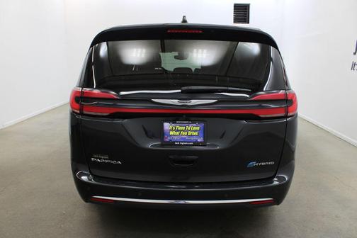 Brilliant Black Crystal Pearlcoat 2023 Chrysler Pacifica Hybrid Touring L