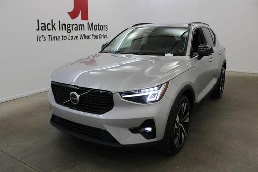 2025 Volvo XC40 B5 Plus Dark Theme