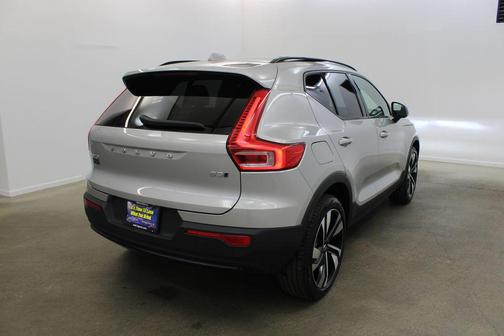 2025 Volvo XC40 B5 Plus Dark Theme