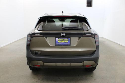 Bronze 2026 Nissan Kicks SV