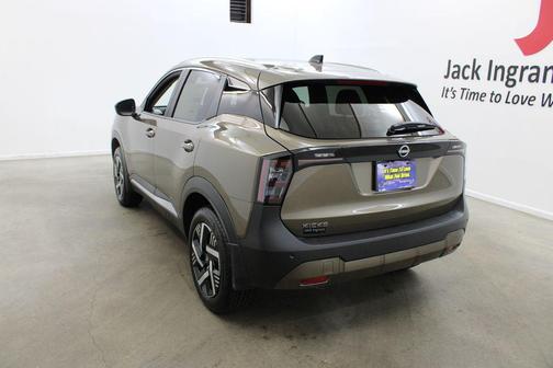 Bronze 2026 Nissan Kicks SV