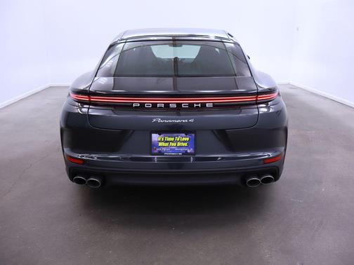 2025 Porsche Panamera 4