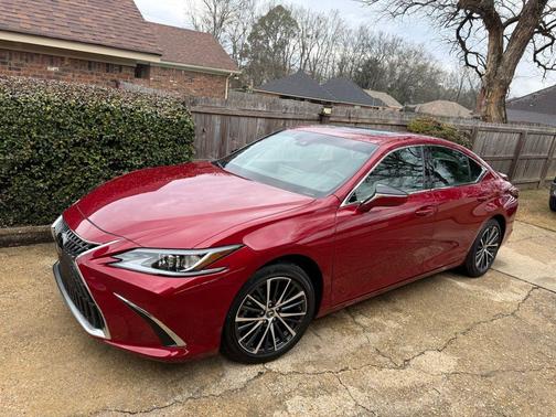 2025 Lexus ES 300h Base