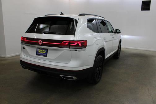 White Pearl 2026 Volkswagen Atlas 2.0T SE w/Technology