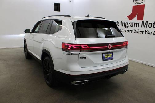 White Pearl 2026 Volkswagen Atlas 2.0T SE w/Technology