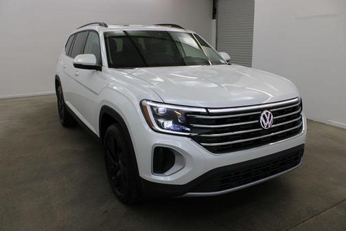 White Pearl 2026 Volkswagen Atlas 2.0T SE w/Technology