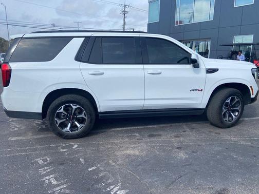 2025 GMC Yukon 4WD AT4