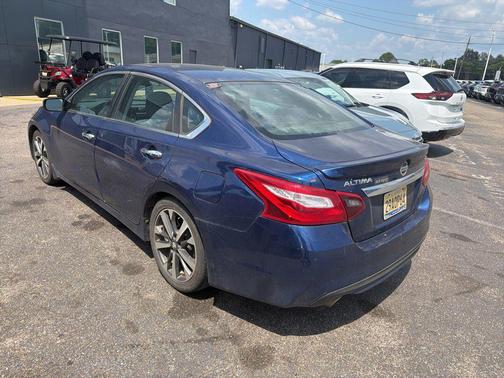 Deep Blue Pearl 2017 Nissan Altima 2.5 SR