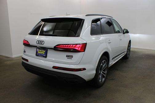 Glacier White Metallic 2026 Audi Q7 45 Premium