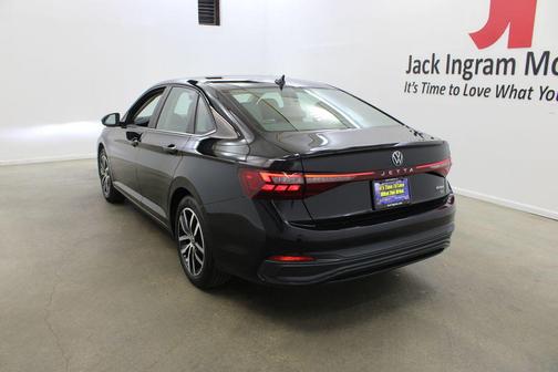 Deep Black Pearl 2026 Volkswagen Jetta 1.4T SE