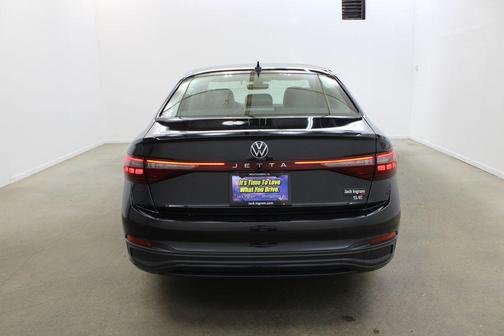 Deep Black Pearl 2026 Volkswagen Jetta 1.4T SE