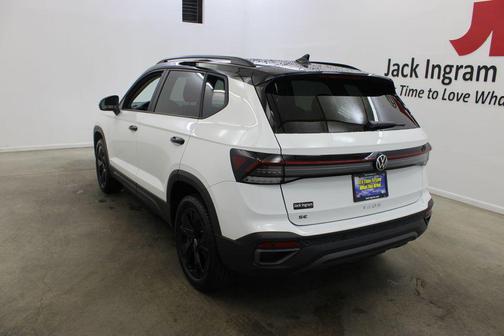 Pure White w/Deep Black Roof 2026 Volkswagen Taos SE Black