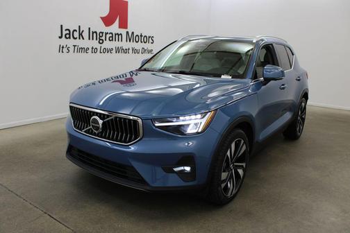 2023 Volvo XC40 B4 Plus Bright Theme