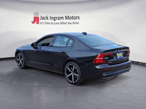 2024 Volvo S60 B5 Core Dark Theme