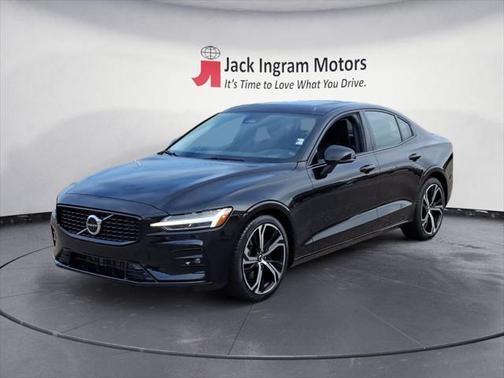 2024 Volvo S60 B5 Core Dark Theme
